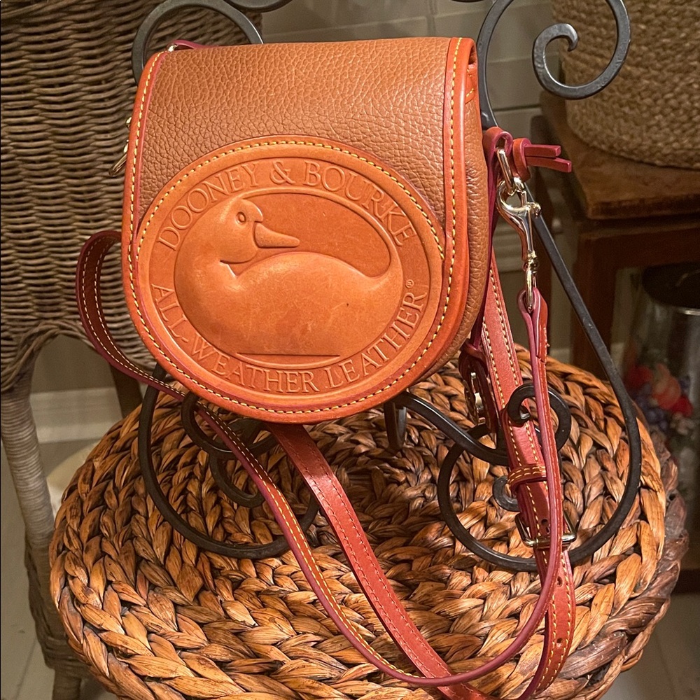 Dooney & Bourke Vintage Remake Big Duck Tan on Light Brown Leather Crossbody Bag - Picture 2 of 13